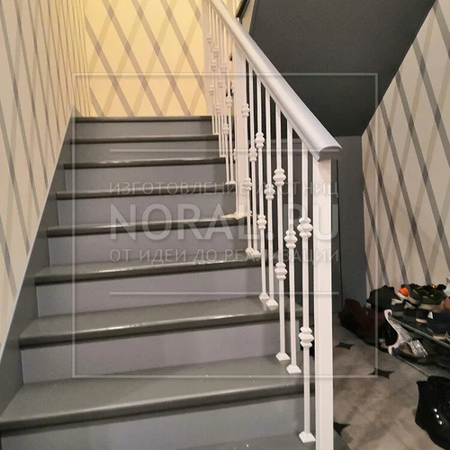 Обшитый металлический каркас лестницы