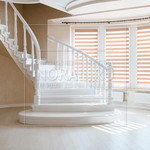 Классическая белая лестница с пригласительной ступенькой