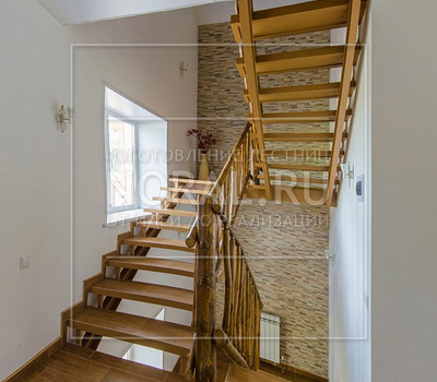 Деревянная лестница с необычными перилами
