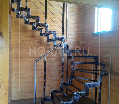 Каркас лестницы с ограждениями из металла