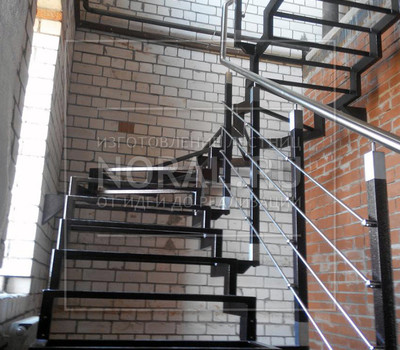 Металлический каркас для лестницы с периллами